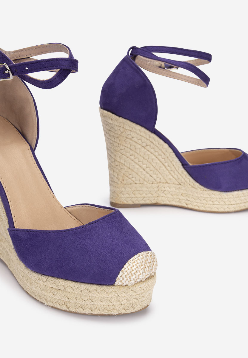 Fialové sandály na klínku Saniza