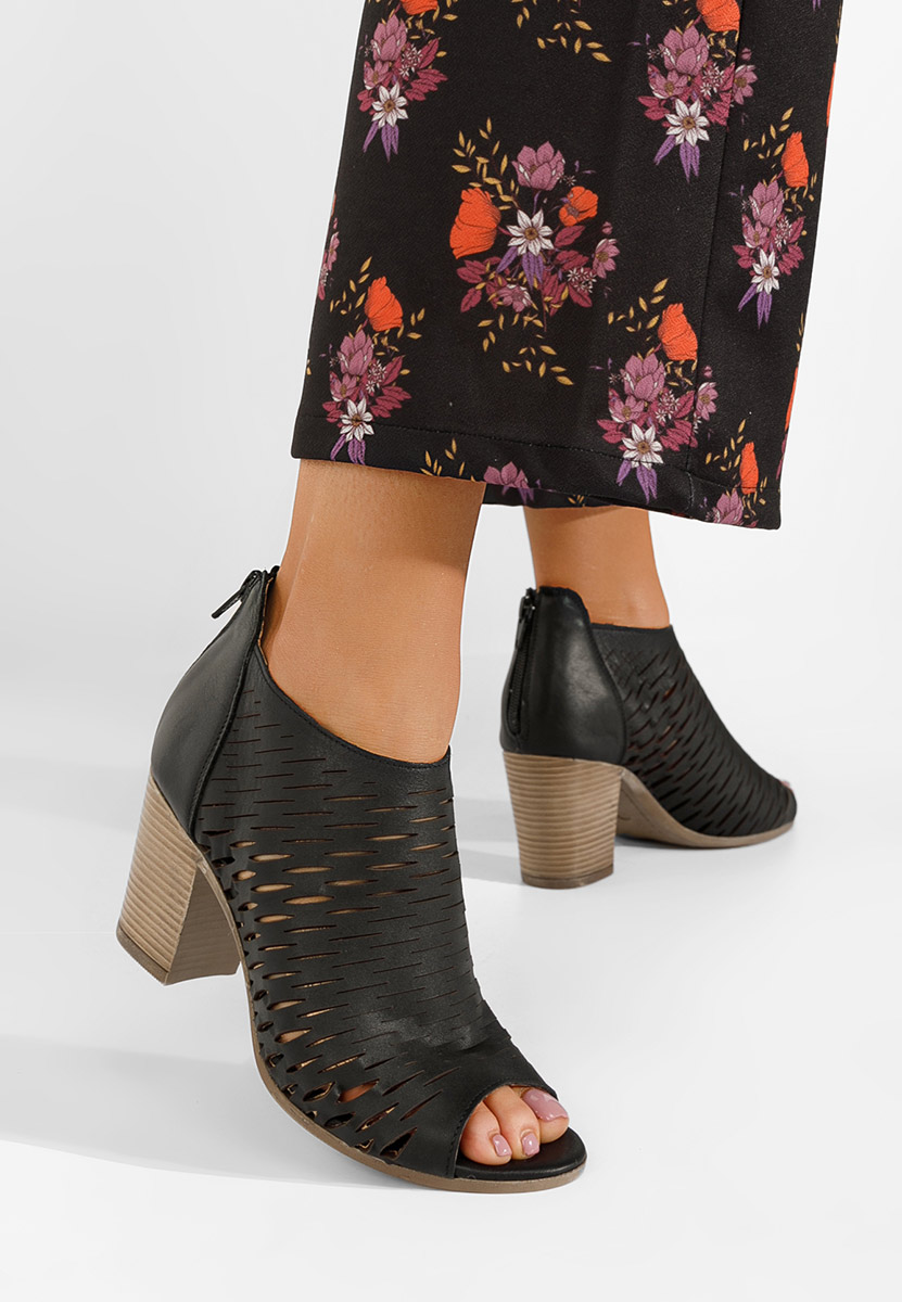 Černé sandály na podpatku Zarata