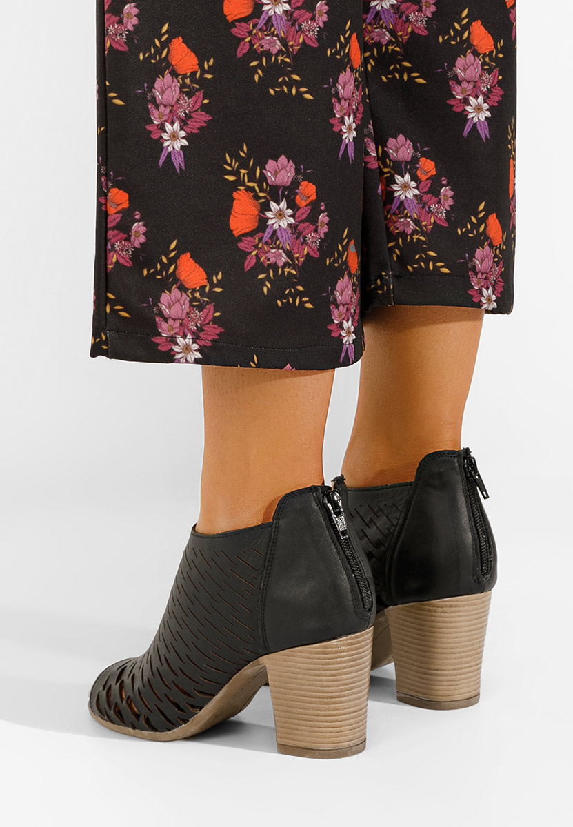 Černé sandály na podpatku Zarata