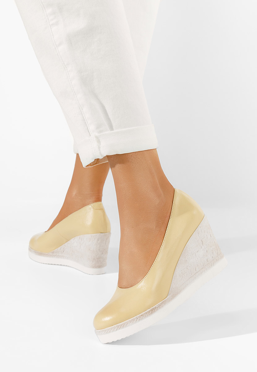 Žlutá lodičky na klínku Kaira