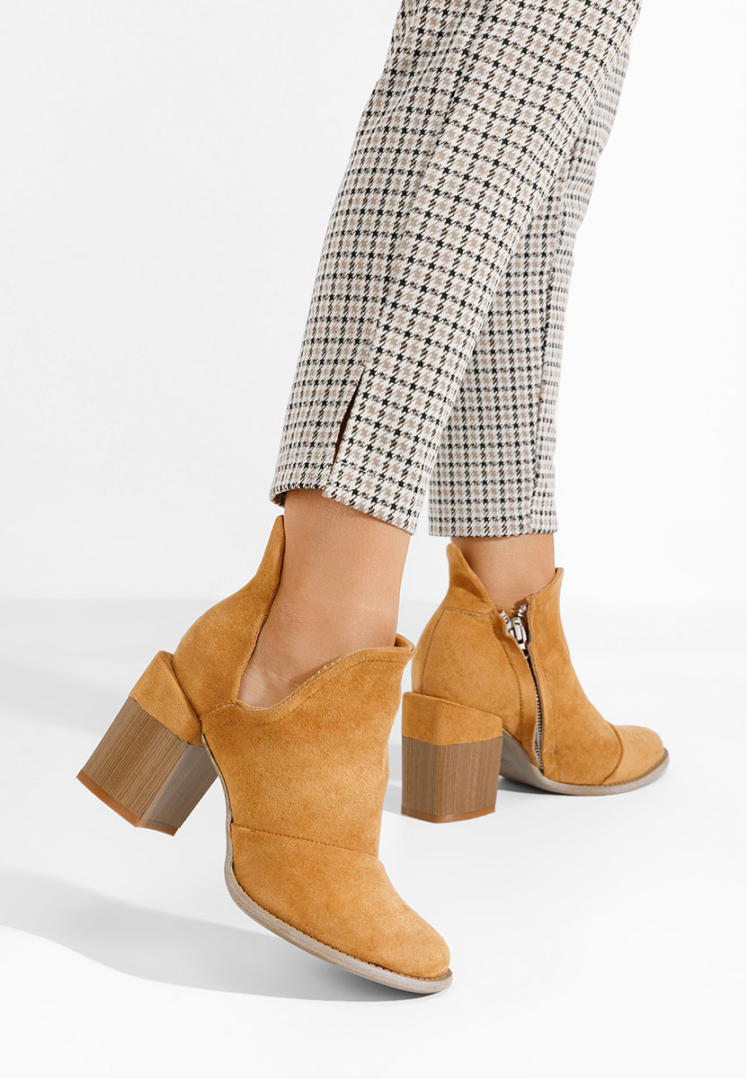 Camelové kotníkové boty na podpatku Odeisa