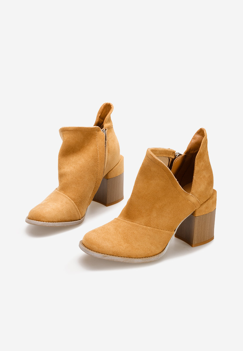Camelové kotníkové boty na podpatku Odeisa