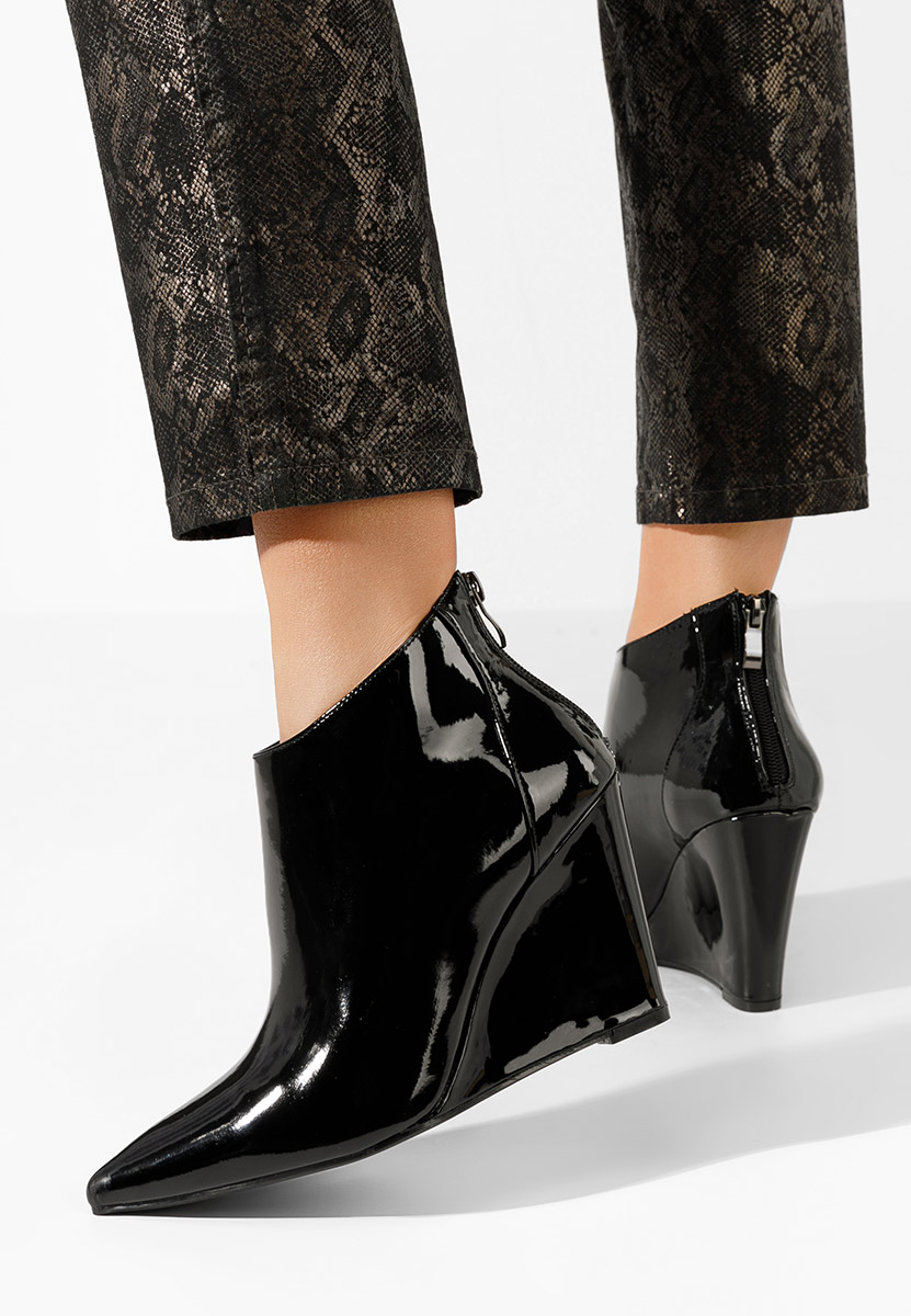 Černé kotníkové boty na klínku Shenna