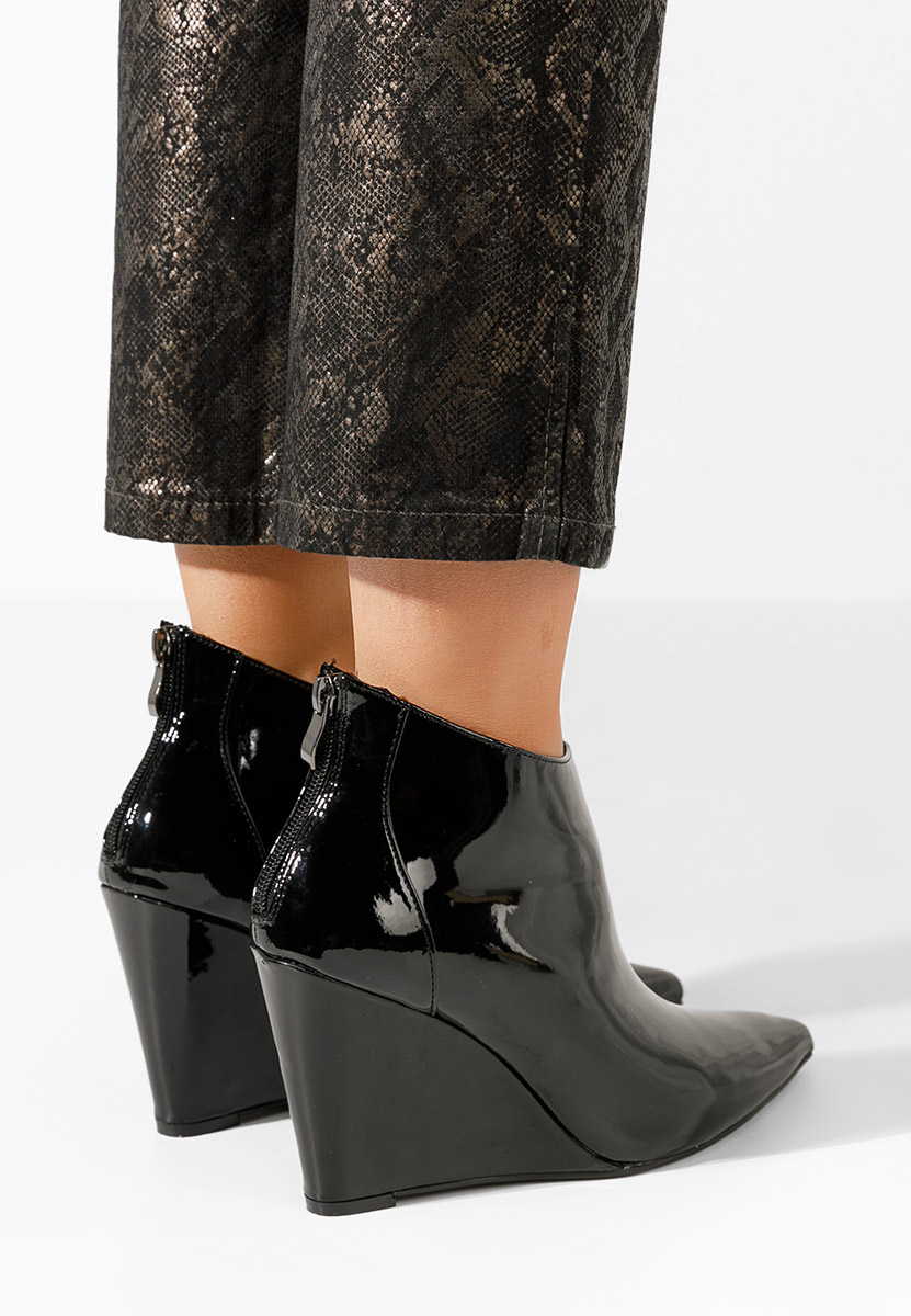Černé kotníkové boty na klínku Shenna