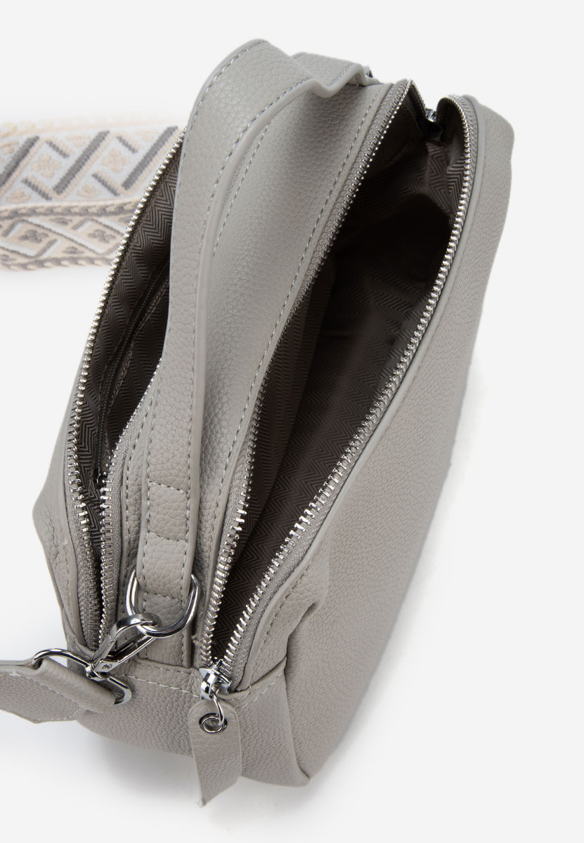 Šedé přes rameno Ryanna