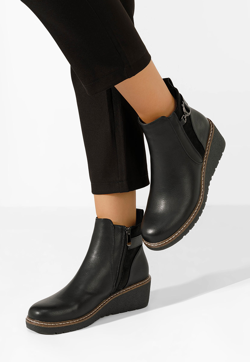Černé kotníkové boty na klínku Magen