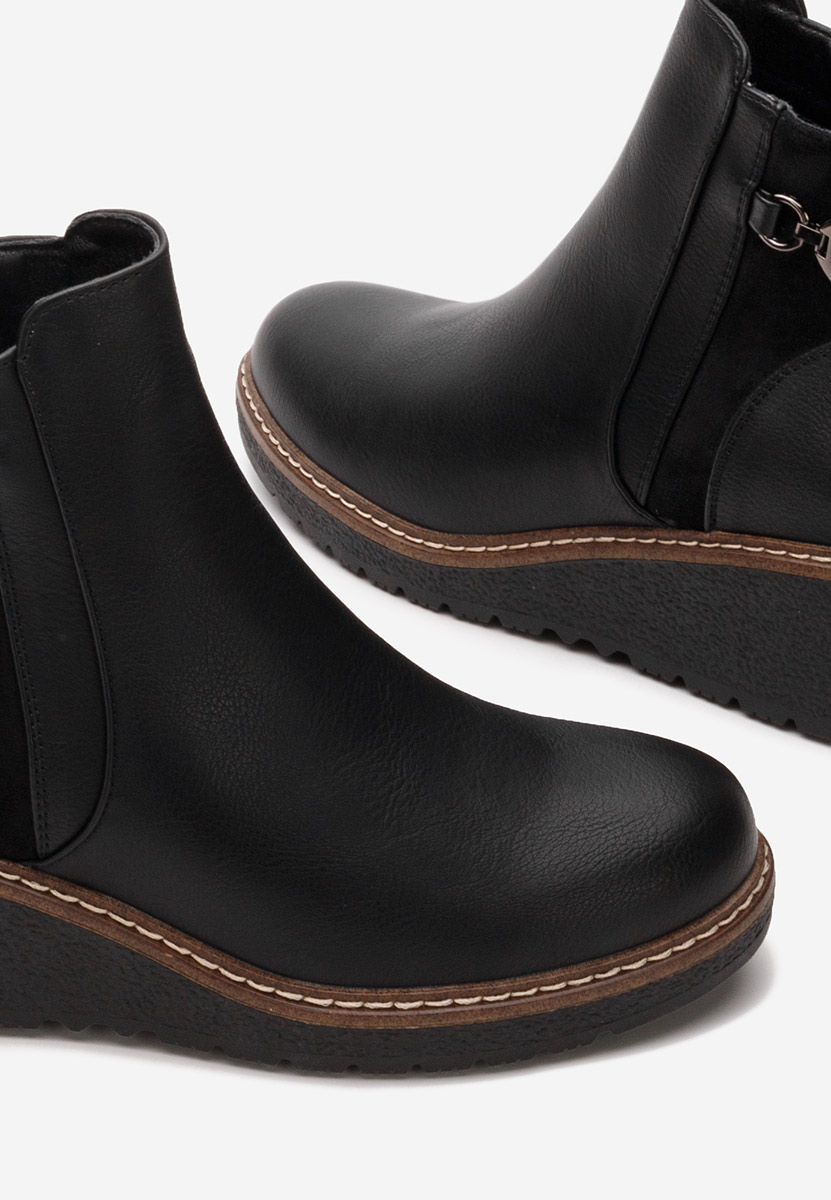 Černé kotníkové boty na klínku Magen