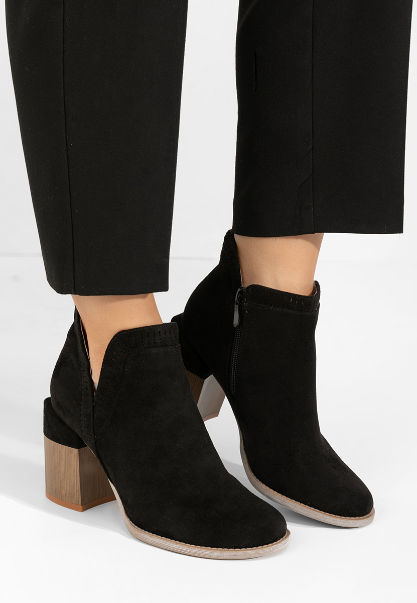 Černé kotníkové boty na podpatku Traicy