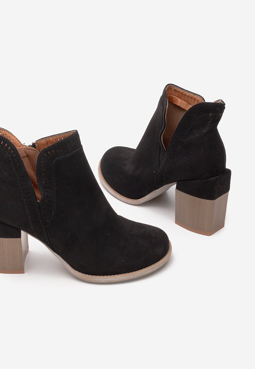 Černé kotníkové boty na podpatku Traicy