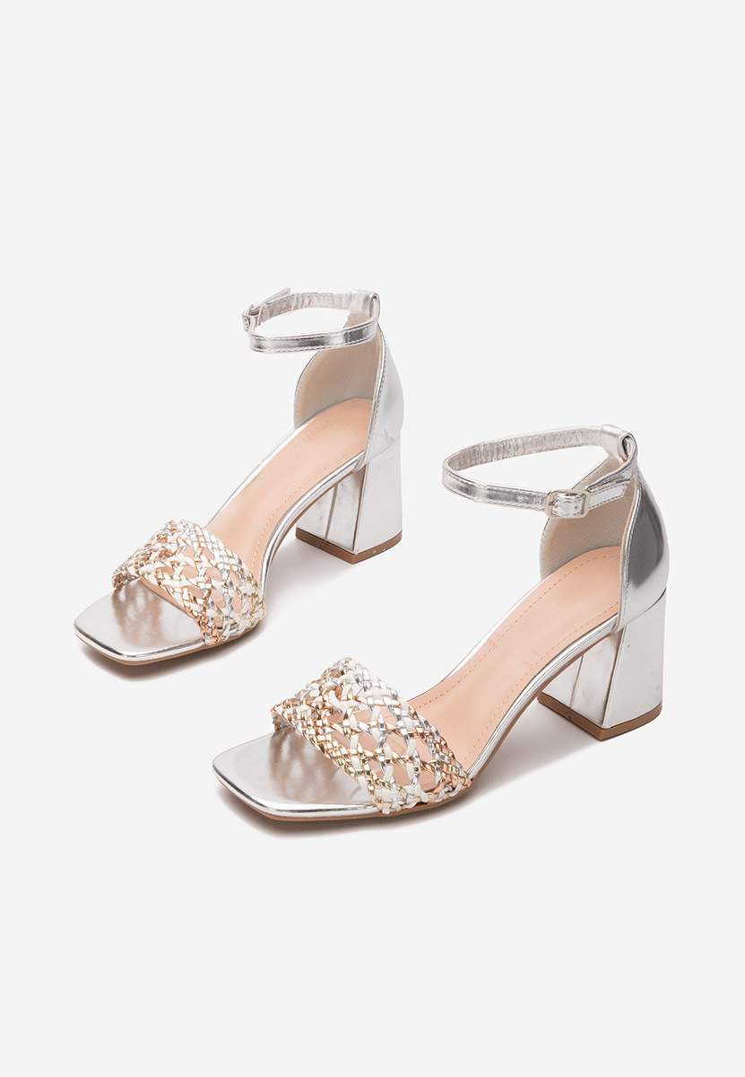 Stribrné sandály na podpatku Nickyta