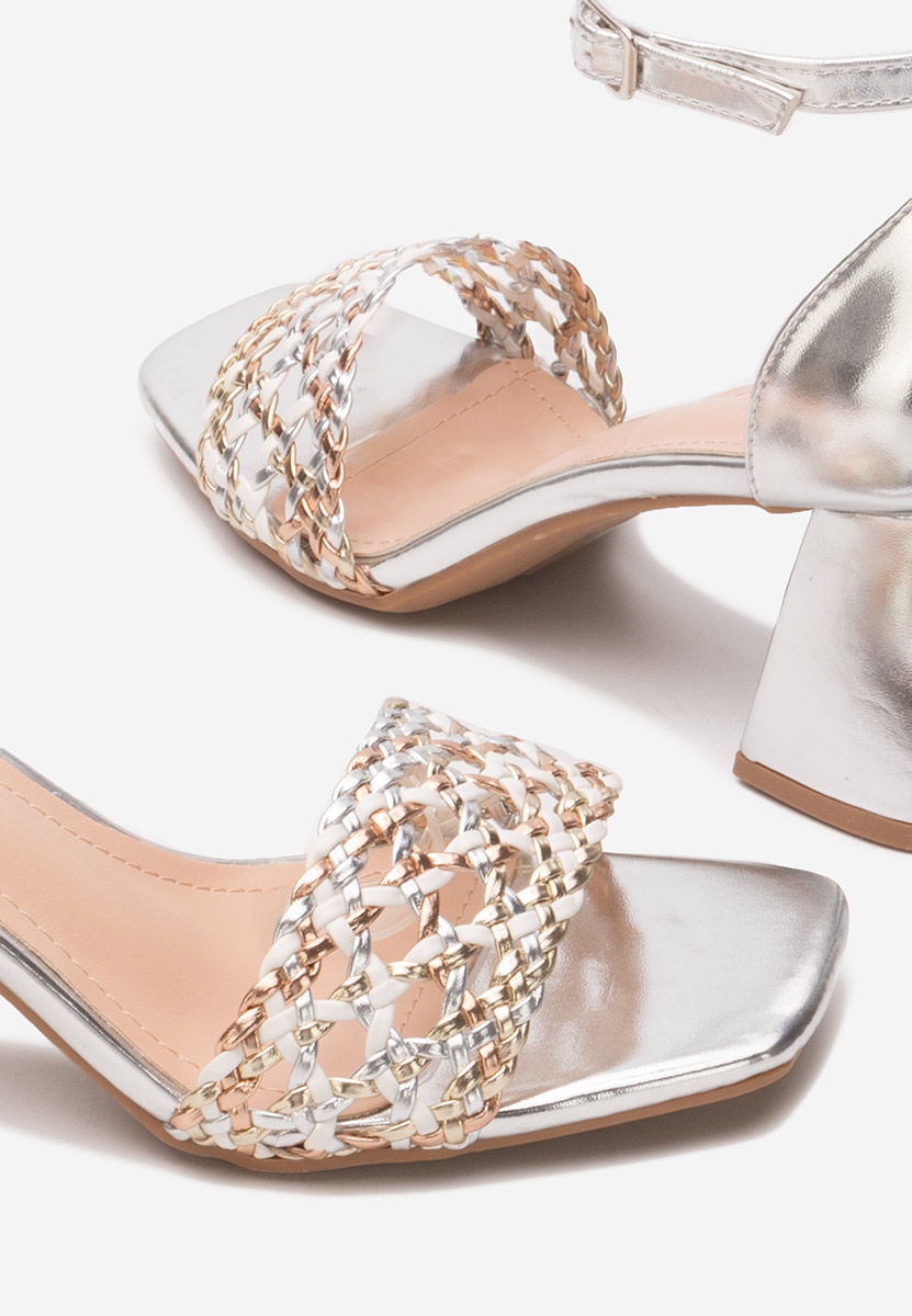 Stribrné sandály na podpatku Nickyta