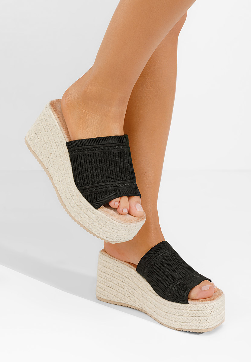 Černé pantofle na platformě Yessenia