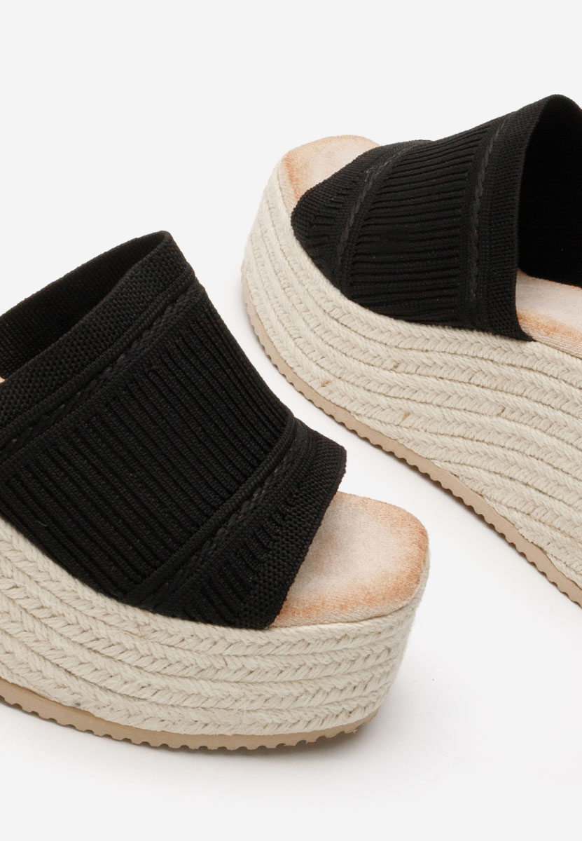 Černé pantofle na platformě Yessenia