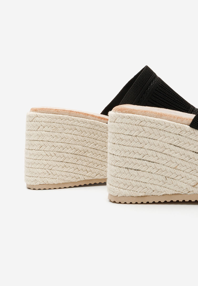 Černé pantofle na platformě Yessenia