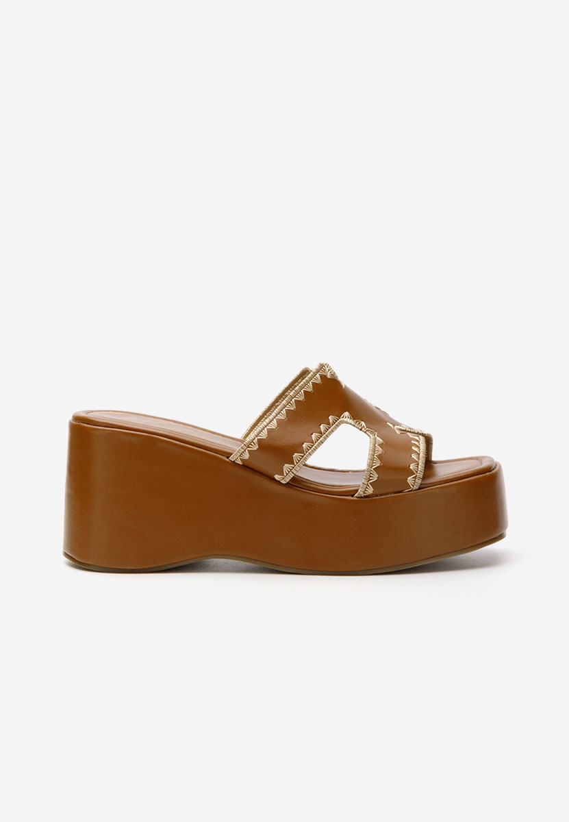 Hnedé pantofle na klínku Lollita