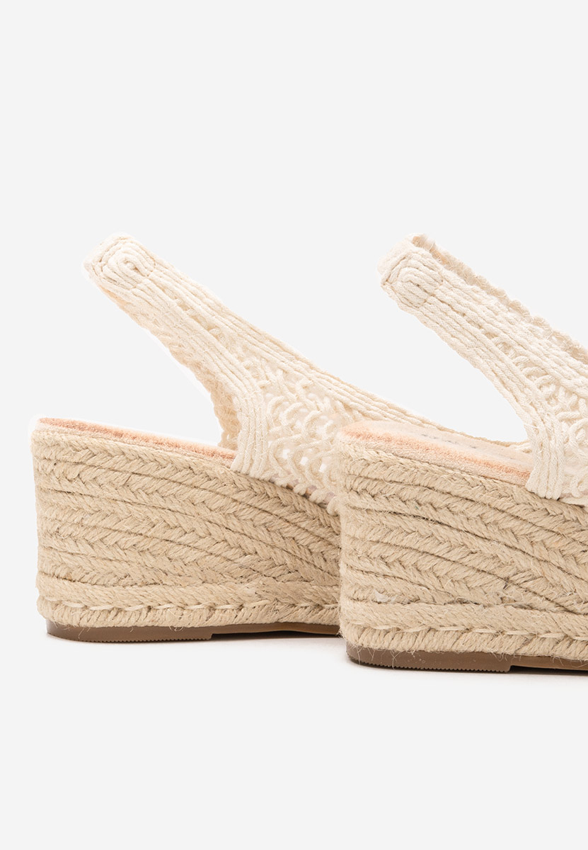 Béžové sandály na klínku Xiomara