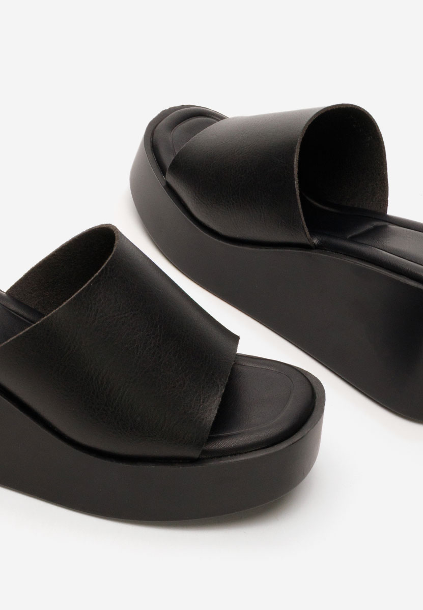Černé pantofle na platformě Kamilya