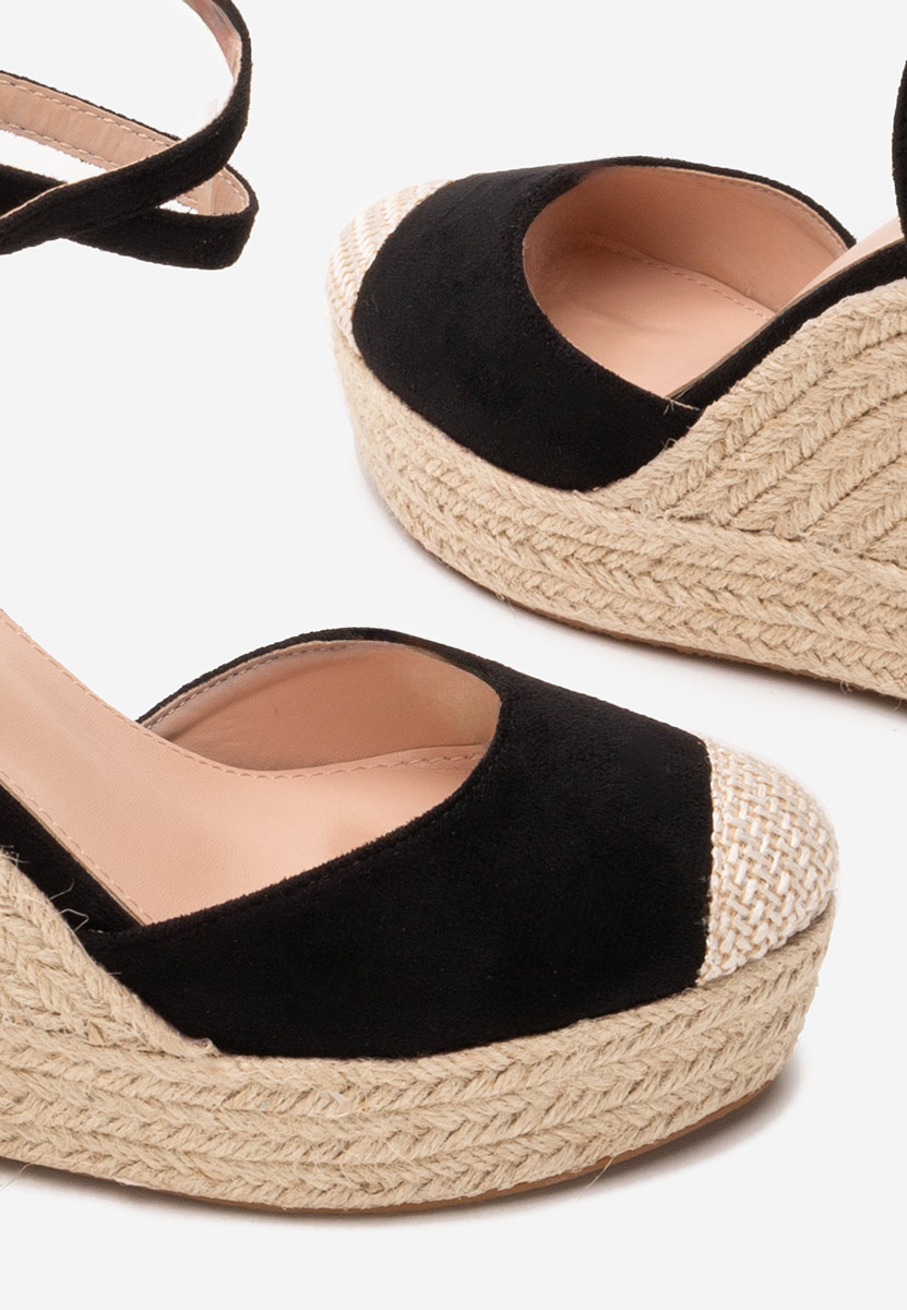 Černé sandály na klínku Saniza V3