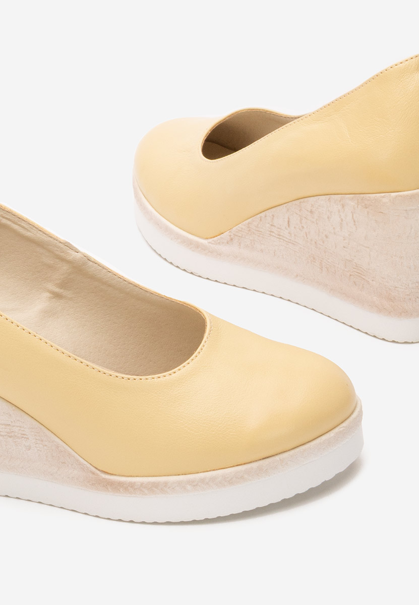 Žlutá lodičky na klínku Kaira