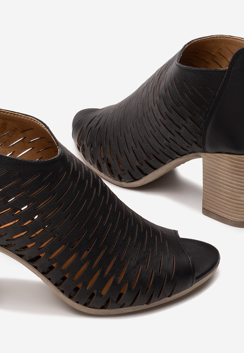 Černé sandály na podpatku Zarata