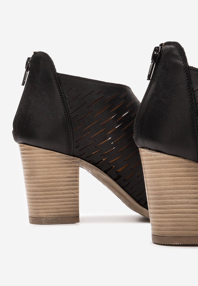 Černé sandály na podpatku Zarata