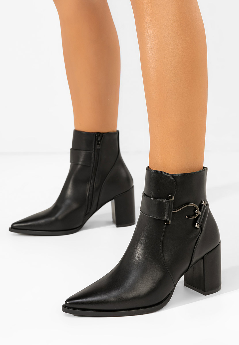 Černé kotníkové boty na podpatku Savira