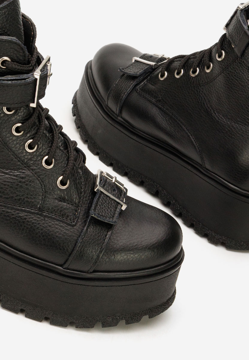 Černé členkové čižmy na platforme Astrid V5