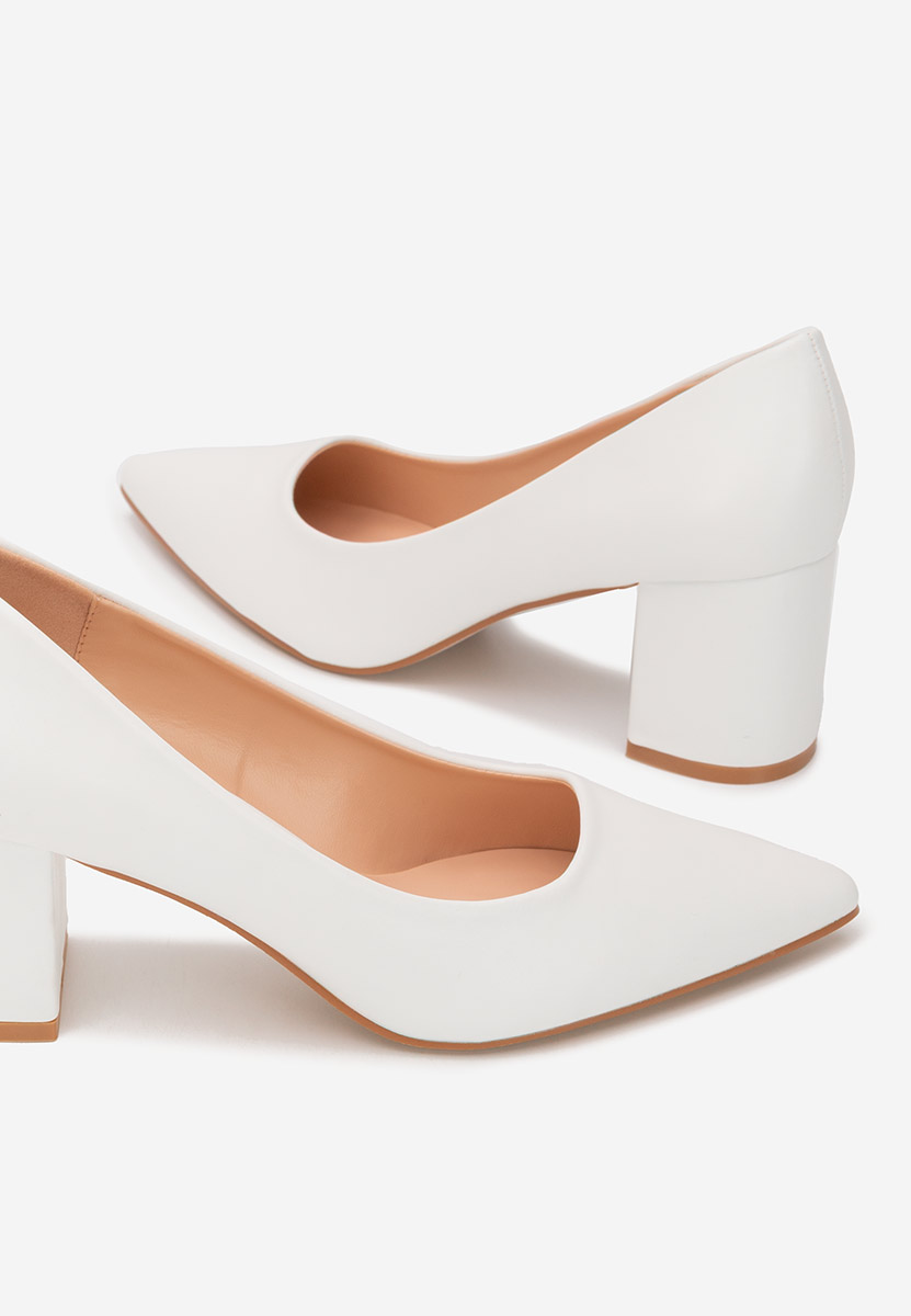 Bílé lodičky na hrubém podpatku Brivara