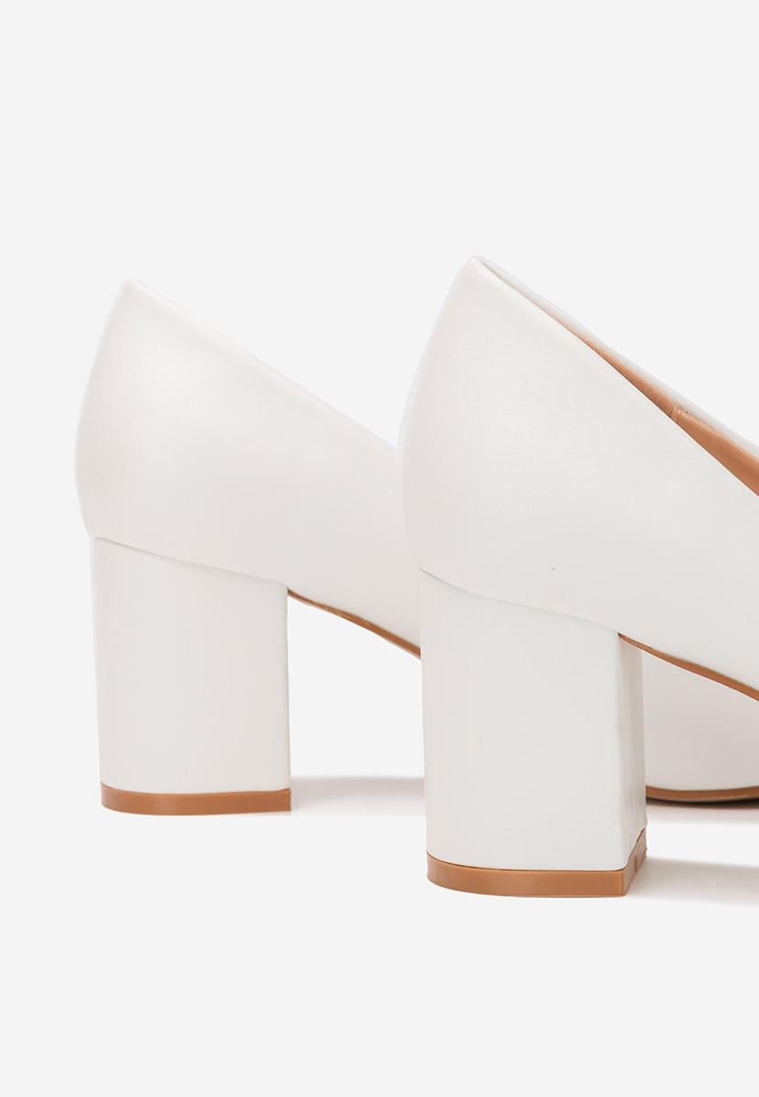 Bílé lodičky na hrubém podpatku Brivara
