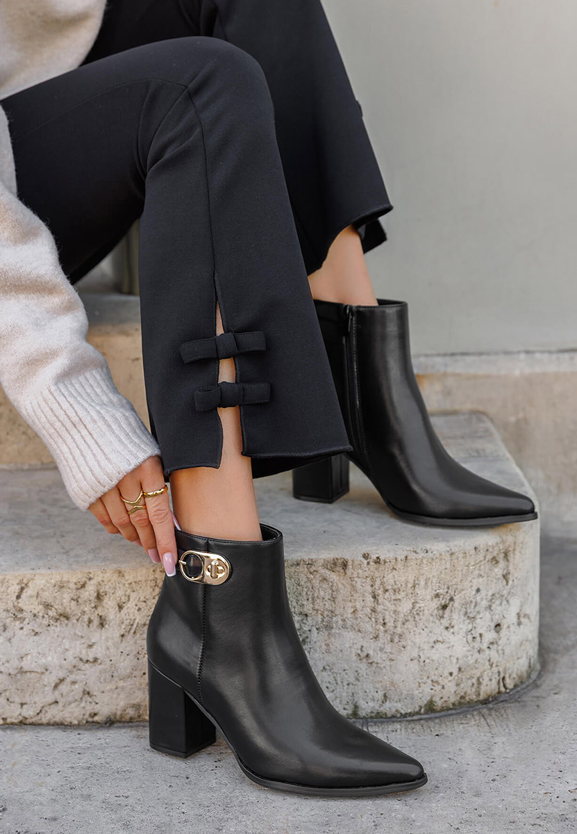 Černé kotníkové boty na podpatku Rovina