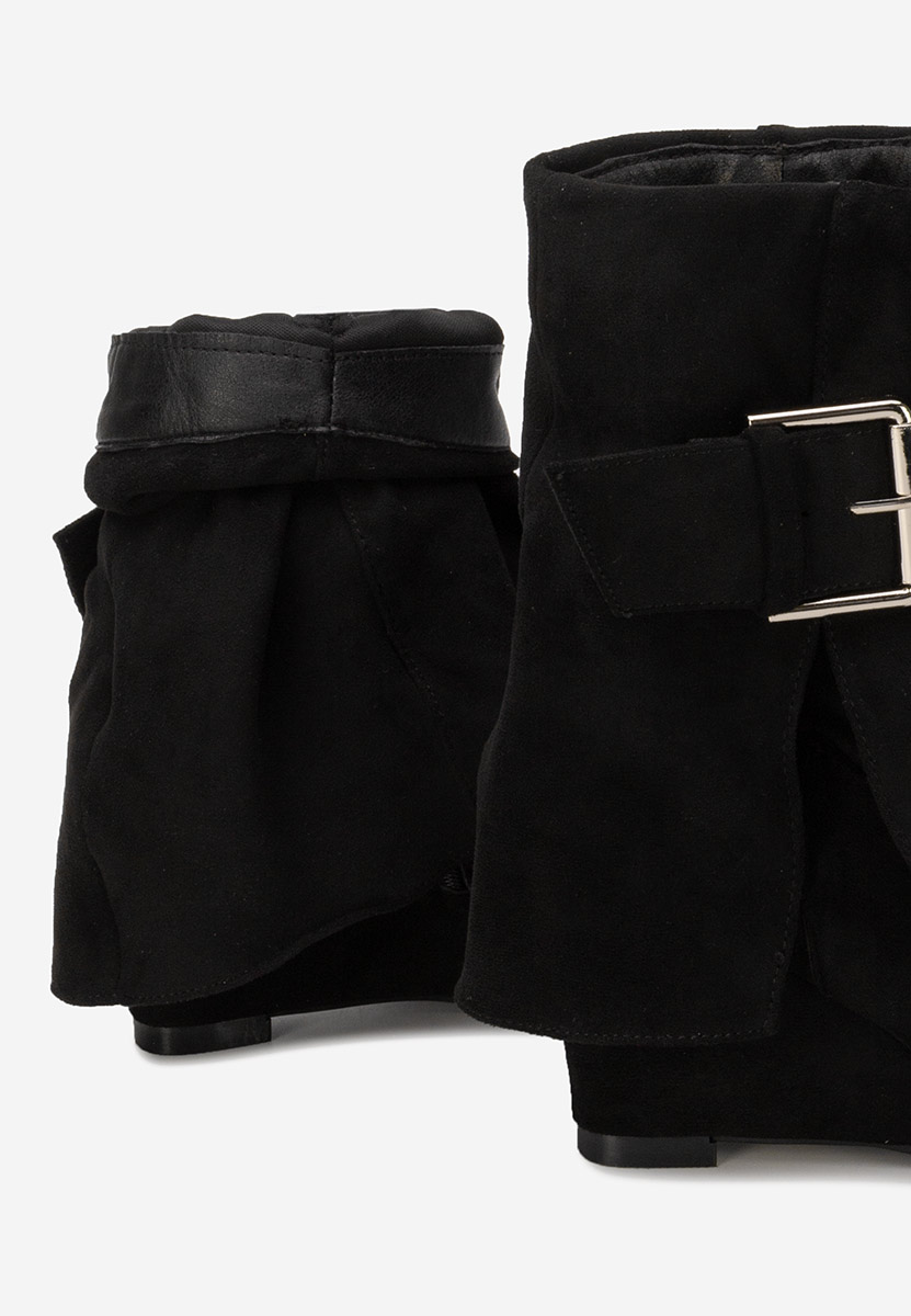 Černé kotníkové boty na klínku Irinea