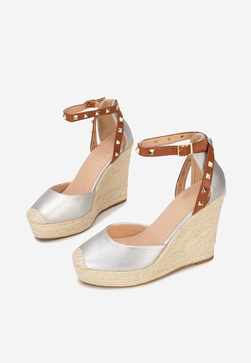 Stribrné sandály na klínku Riviella