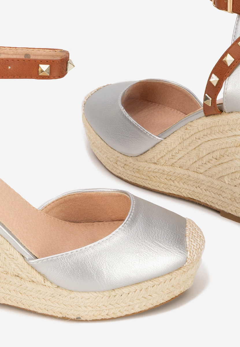 Stribrné sandály na klínku Riviella