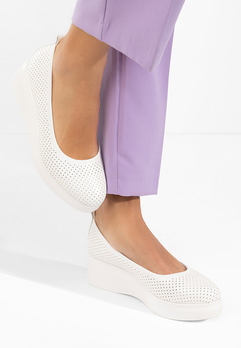 Bílé lodičky na platformě Danetia