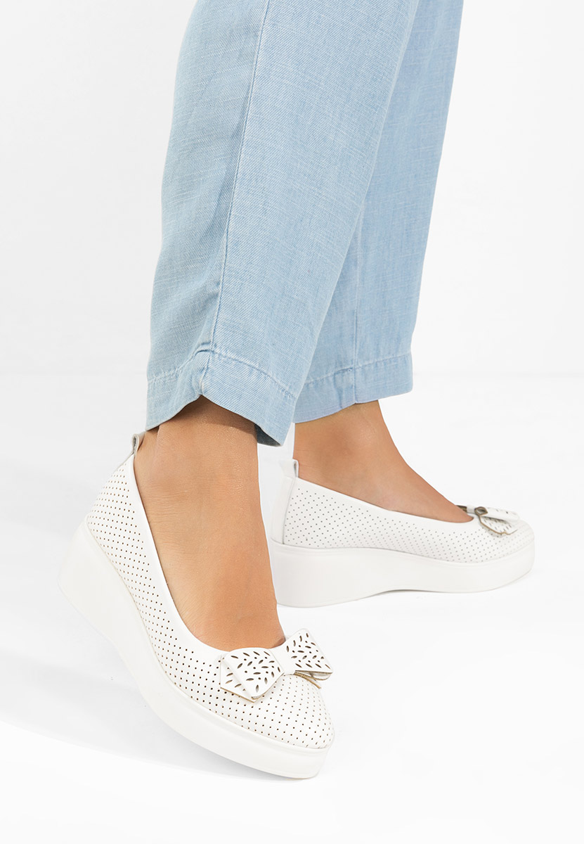 Bílé lodičky na platformě Latefa