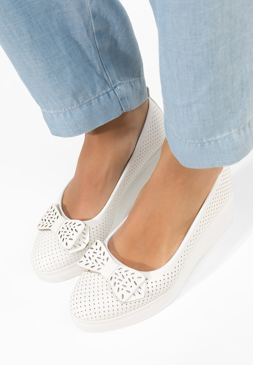 Bílé lodičky na platformě Latefa