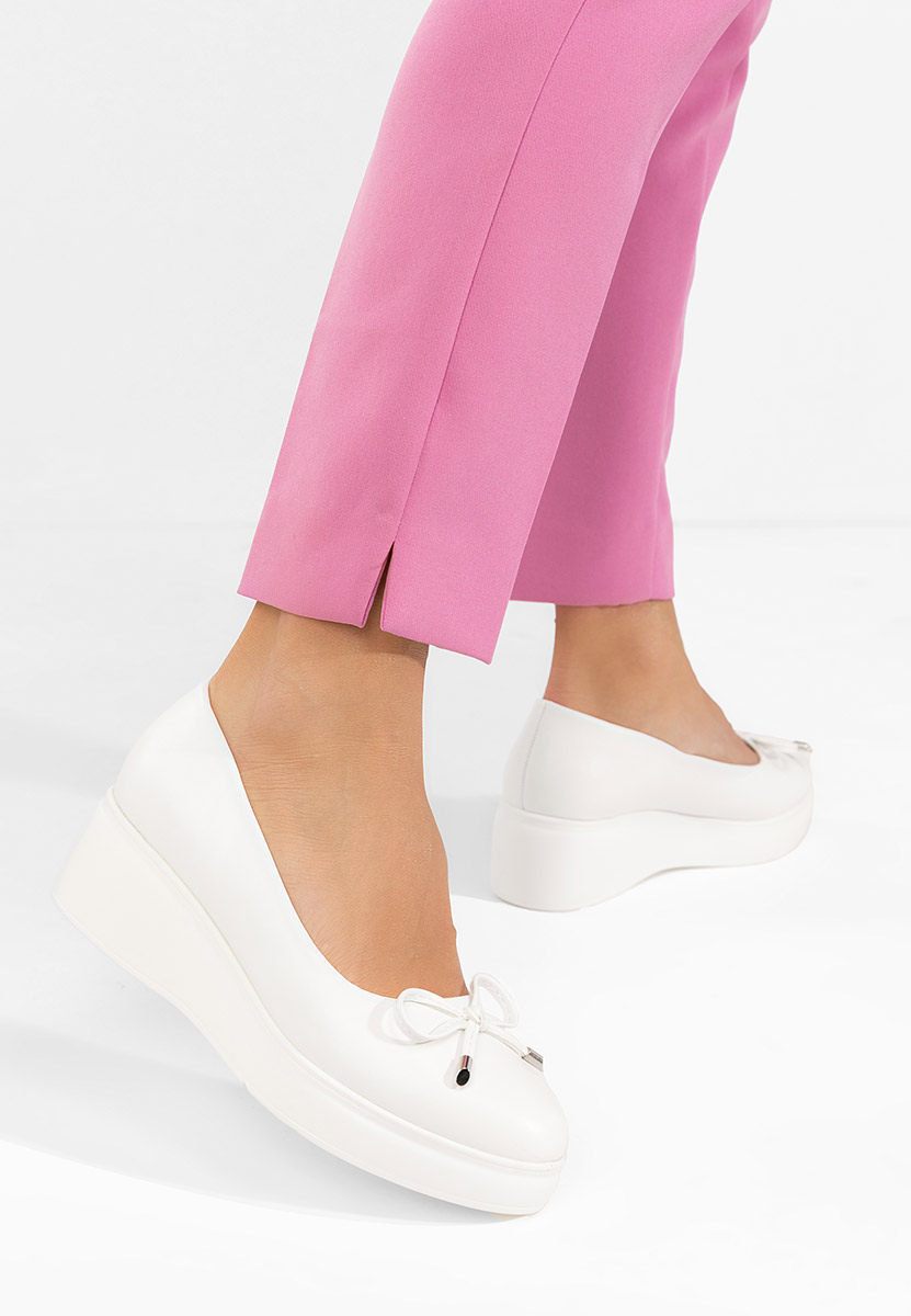 Bílé lodičky na platformě Olmaria