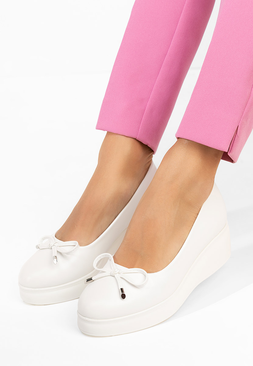 Bílé lodičky na platformě Olmaria