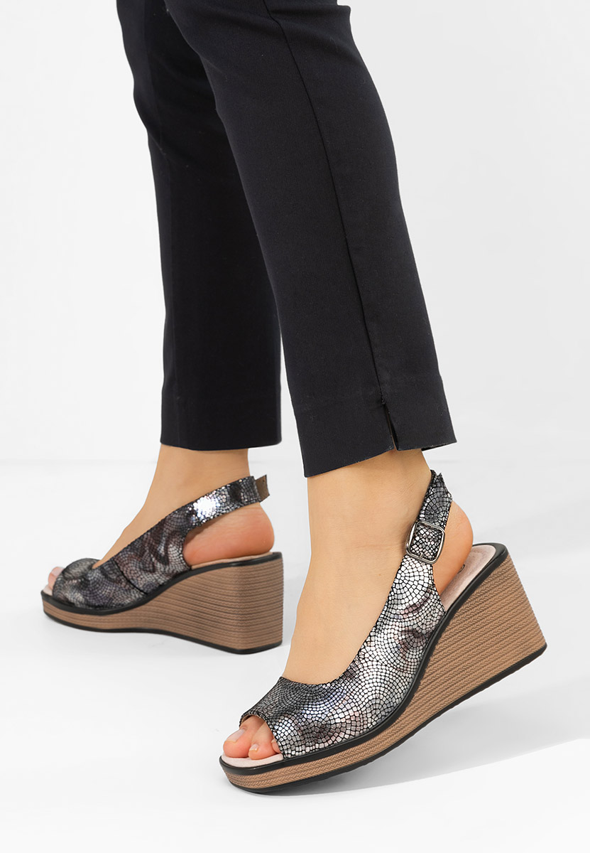 Černé kožené sandály na klínku Samiria