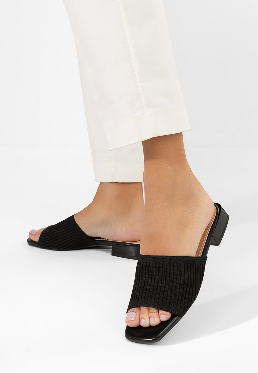 Černé pantofle na podpatku Alinia