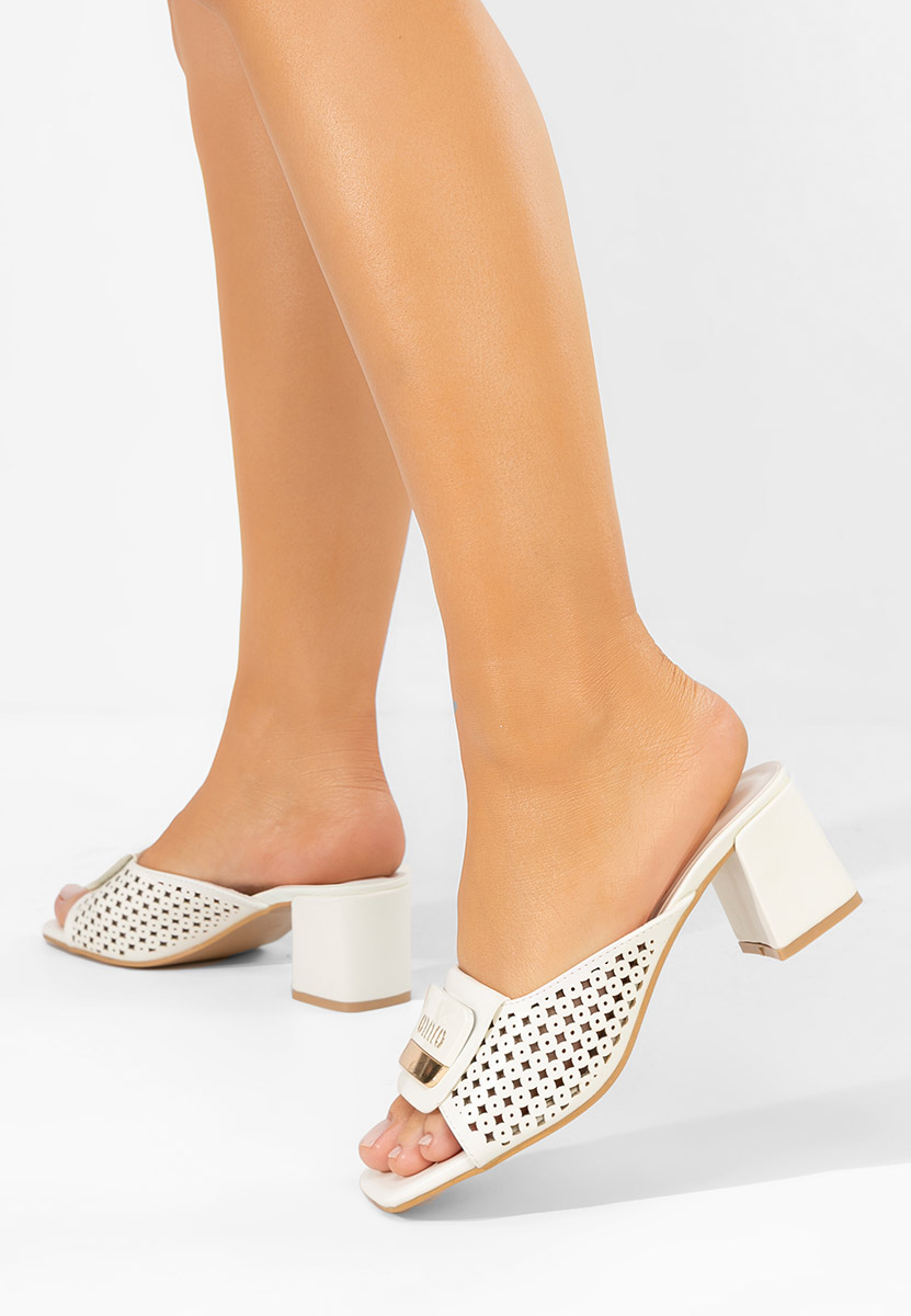 Bílé pantofle na podpatku Carmenia