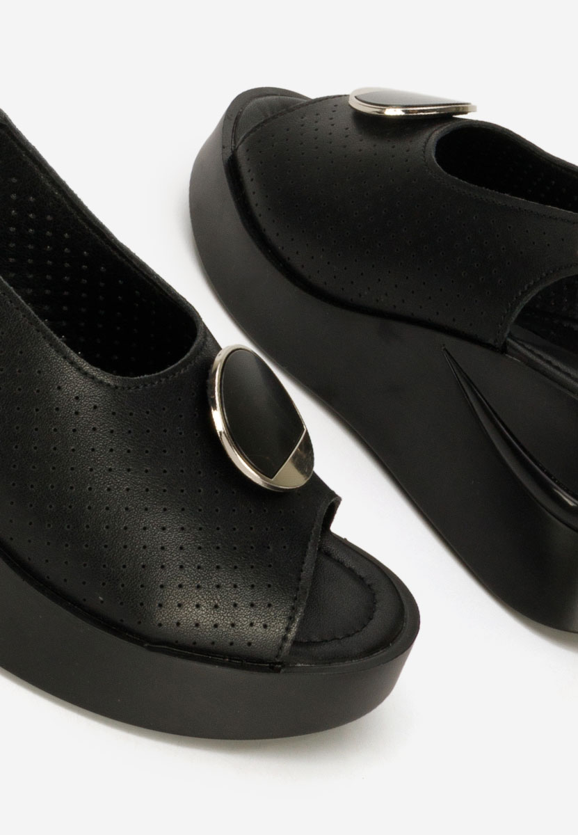 Černé kožené sandály na klínku Zinalia