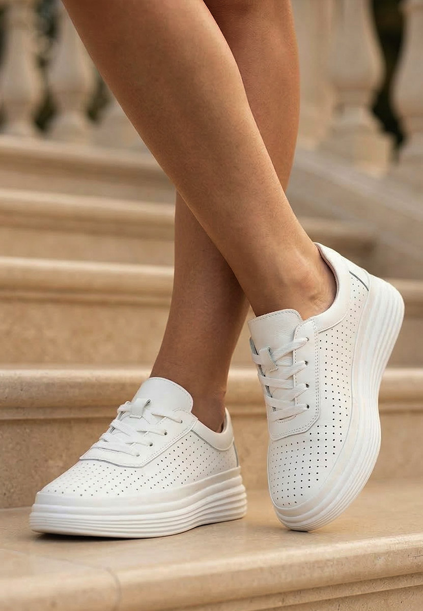 Levně Bílé kožené dámské sneakersy Nederia