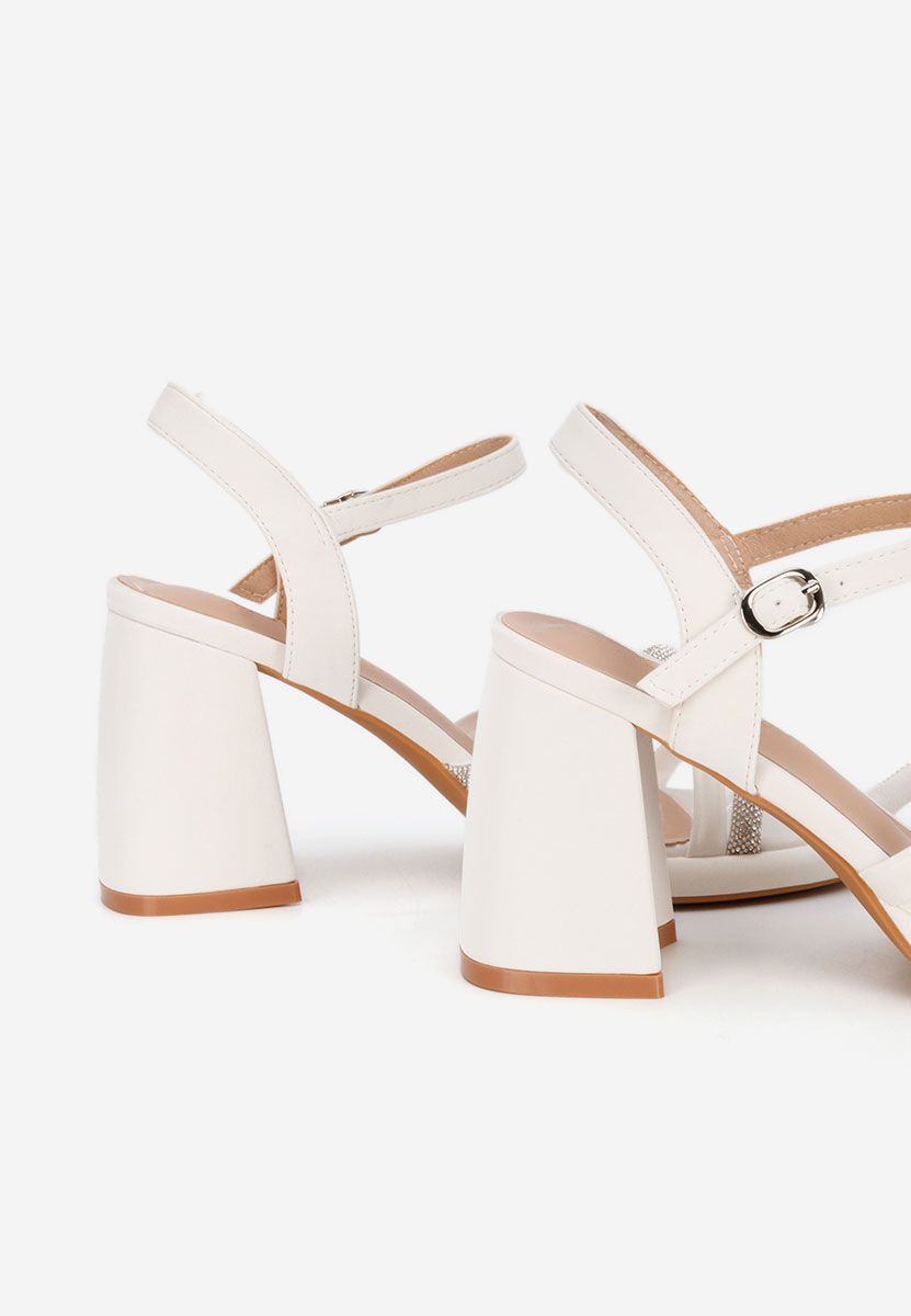 Bílé sandály na podpatku Castelia