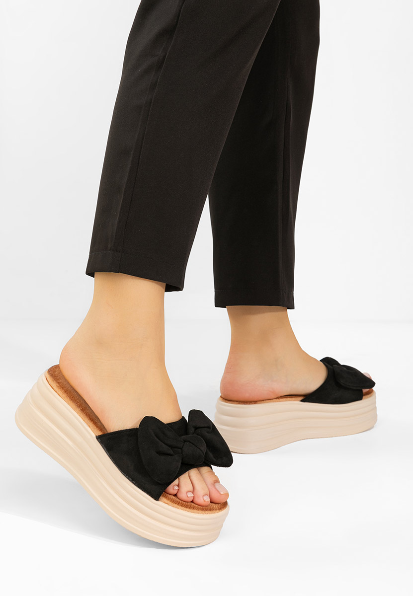 Černé pantofle na platformě Elarya