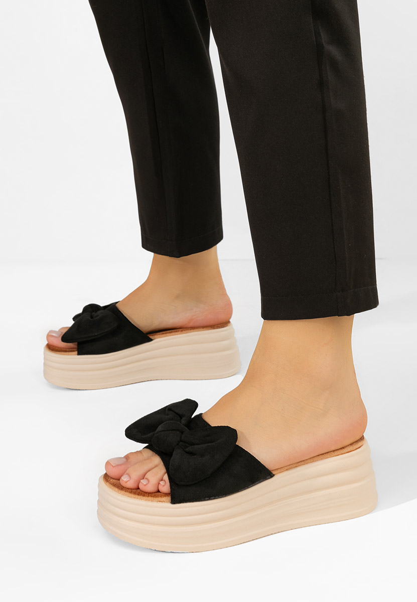 Černé pantofle na platformě Elarya
