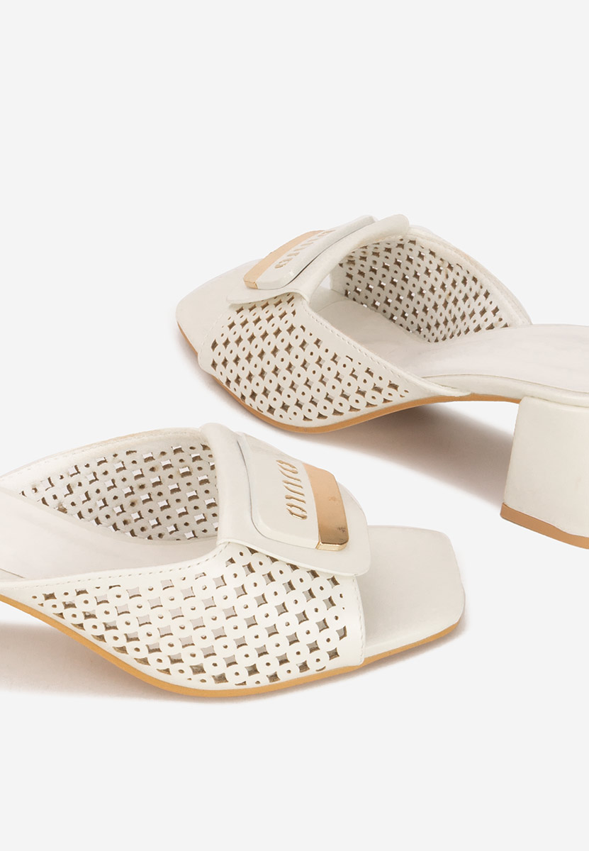 Bílé pantofle na podpatku Carmenia