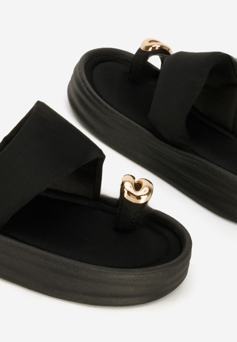 Černé pantofle na platformě Alezzia