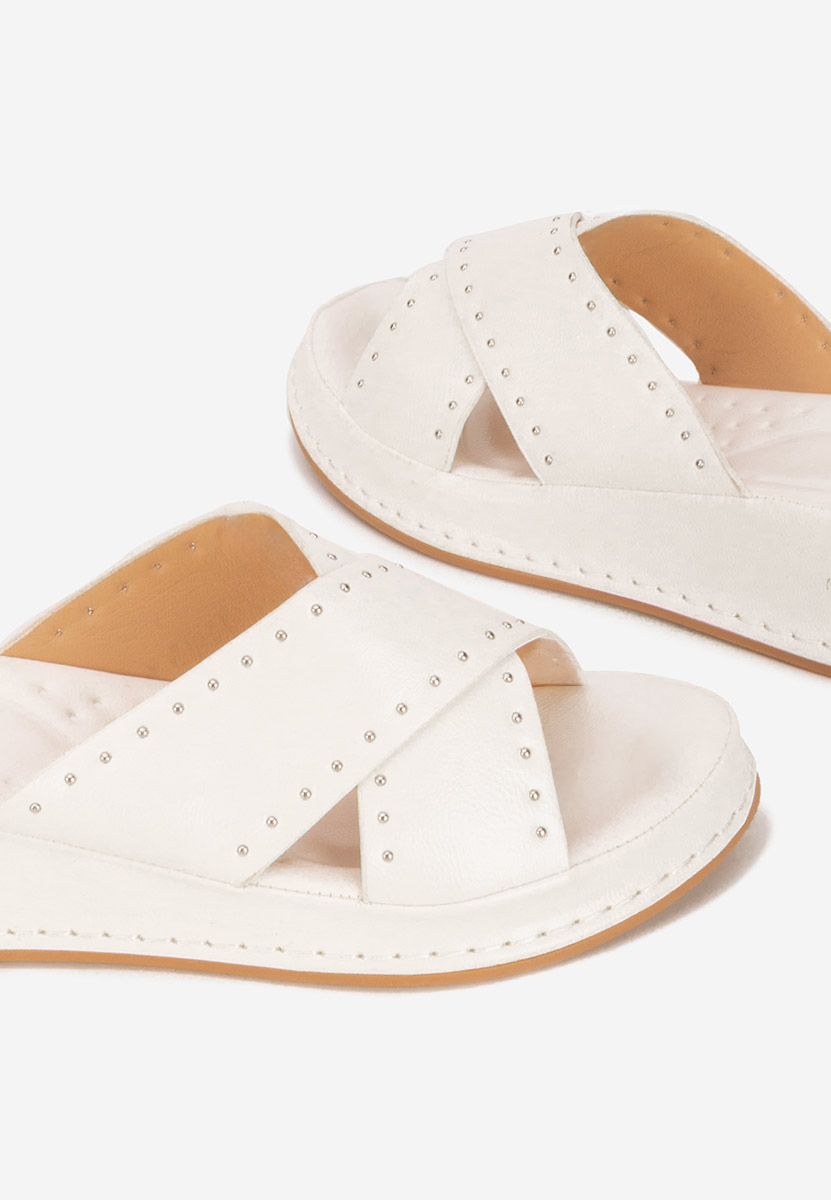 Bílé pantofle na platformě Hannia