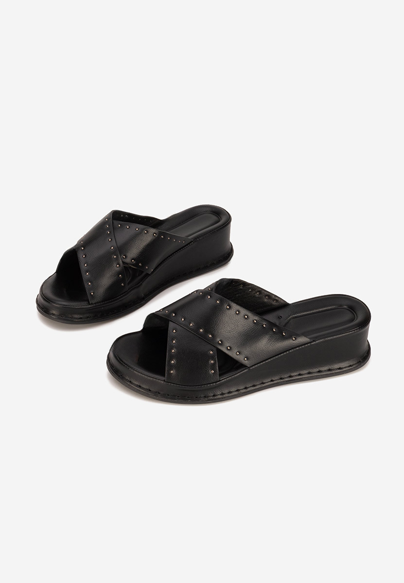 Černé pantofle na platformě Hannia